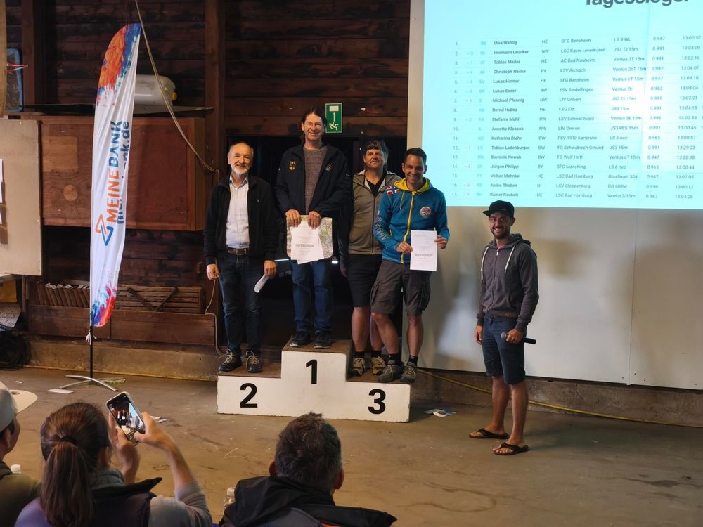 Es wird geflogen. Die Standard Klasse steht vorne. Aufgabenlängen um 340km als Racing Task! Bei der Siegerehrung der Tagessieger gab es eine kleine Laola Welle für Uwe, die er bereits gestern bei sein...