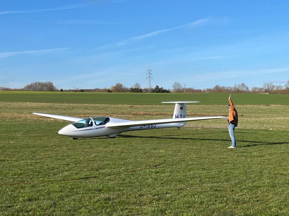 Lautlos über den Taunus fliegen – Segelfliegen ist eine faszinierende Sportart für technisch interessierte Naturliebhaber. Allerdings können sich nur wenige Jugendliche vorstellen, wie es ist, ein Seg...